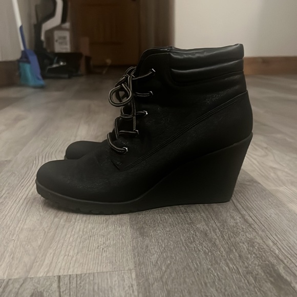 Cute n’ comfy wedge booties by Sophie 17 - Picture 2 of 9